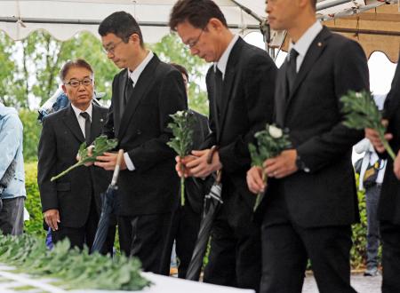 雲仙・普賢岳の大火砕流から３４年となり、長崎県島原市の仁田団地第一公園で献花する人たち。左端は古川隆三郎市長＝３日午前