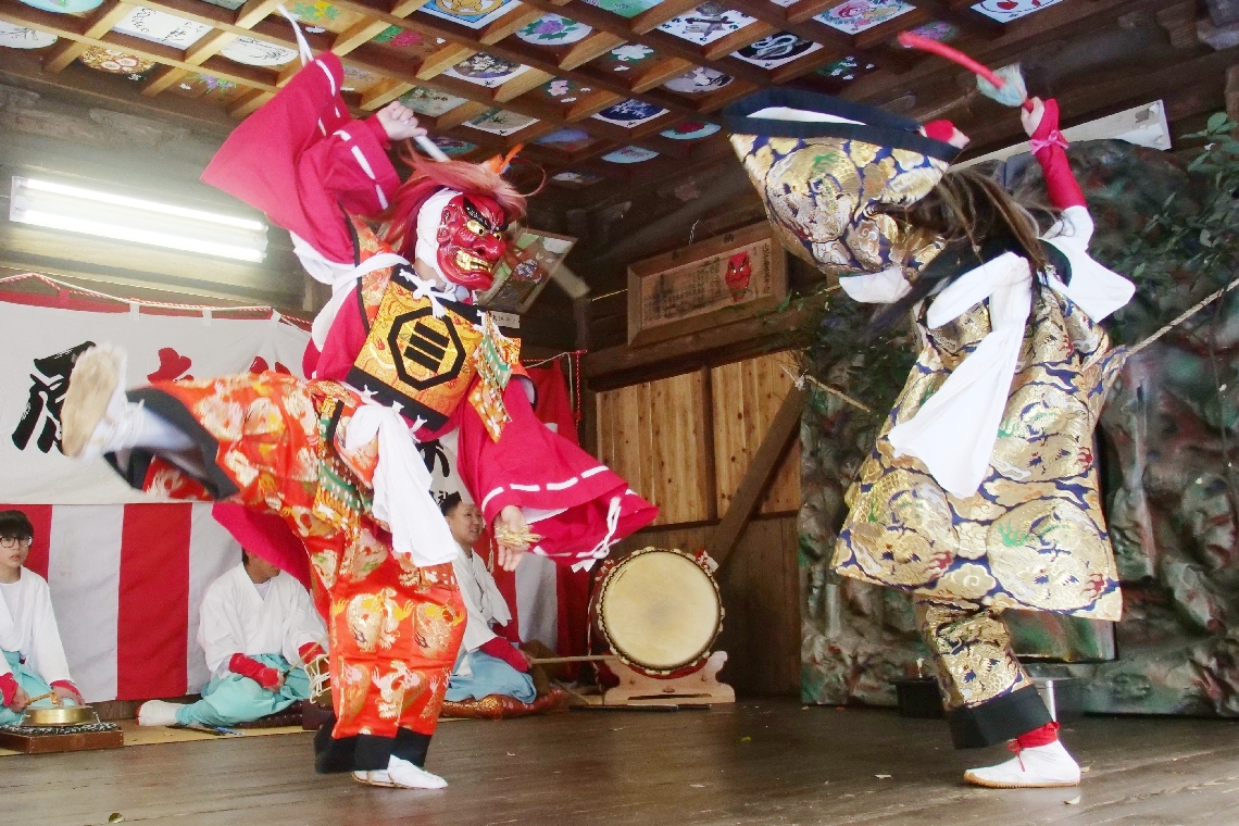 迫力ある舞の小池原神楽