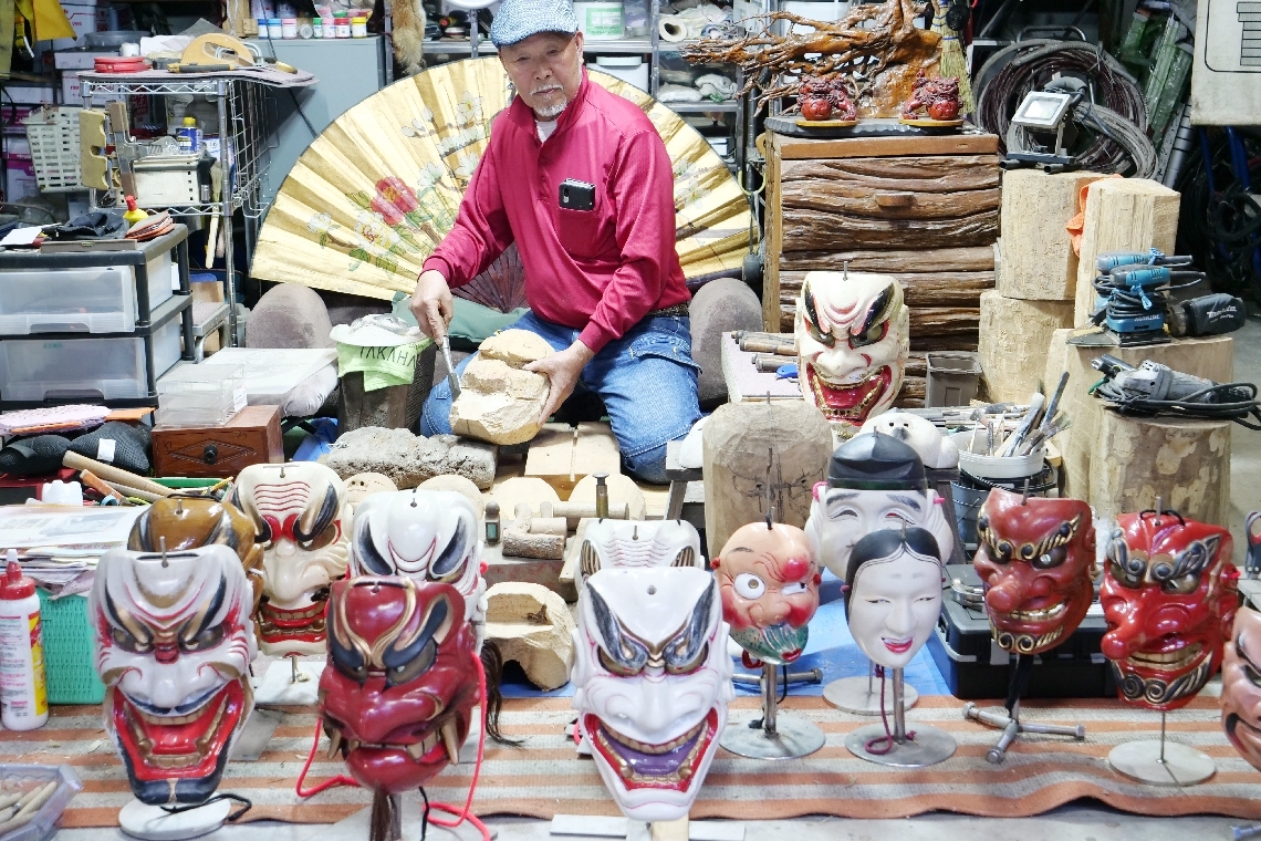 広戸一政会長が彫った面＝大分市小池原