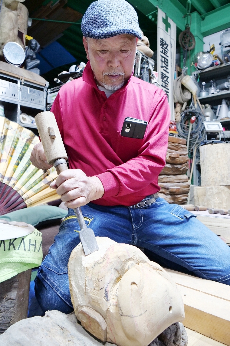 面を彫る広戸一政会長