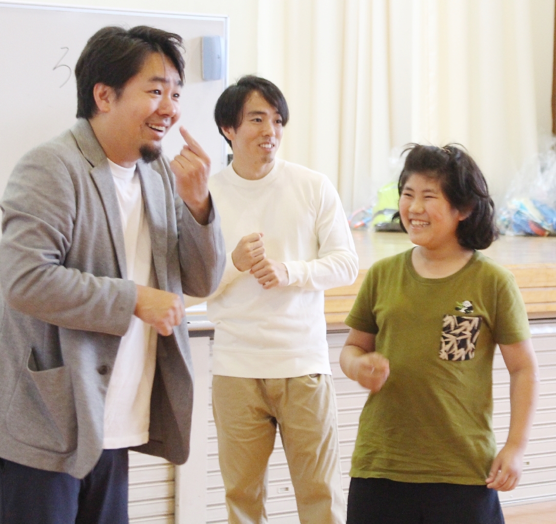 ジェスチャーで「ペンを落としましたよ」と伝える児童（右）