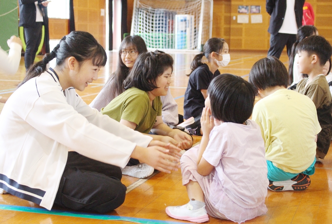 「新幹線」をジェスチャーで表現する児童