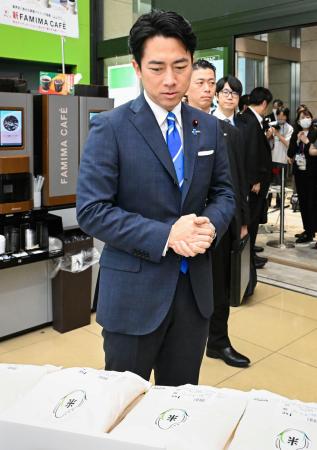 備蓄米が販売されたファミリーマートの店舗を視察する小泉農相＝５日午前、東京都港区（代表撮影）