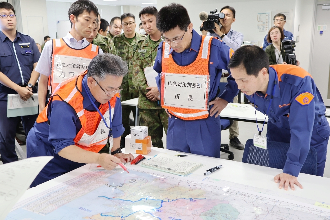 訓練で被害地域を図示する県職員ら＝６日、県庁