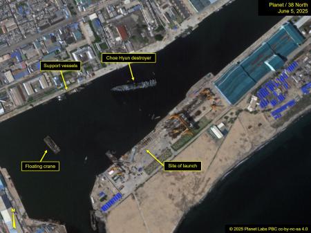 ５日、北朝鮮・咸鏡北道清津で撮影された駆逐艦（中央上）の衛星画像（Ｐｌａｎｅｔ　Ｌａｂｓ／３８ノース提供・共同）