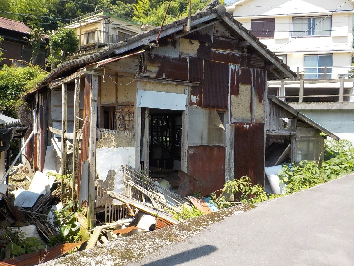 放置され、老朽化した木造住宅＝大分市内