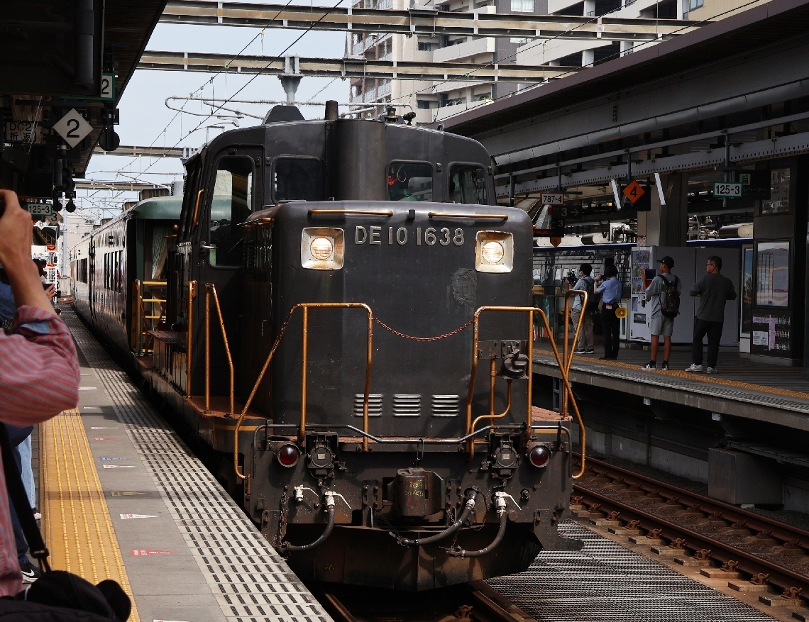 機関車にけん引されてＪＲ大分駅に到着した「サロンカーなにわ」＝７日、大分市