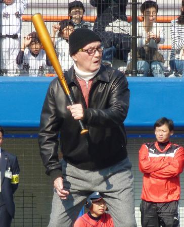 野球教室の始球式で、打席に立つプロ野球巨人の長嶋茂雄元監督＝２０１７年１１月、千葉県佐倉市