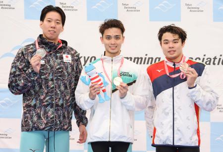 男子２００メートル平泳ぎで優勝した花車優（中央）。左は２位の渡辺一平＝東京アクアティクスセンター
