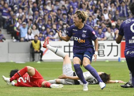 広島―福岡　前半、先制ゴールを決め、雄たけびを上げる広島・中野＝Ｅピース