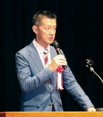 立憲民主党の野田代表の国政報告会で演説する千葉県船橋市議の津曲俊明氏＝５月、船橋市