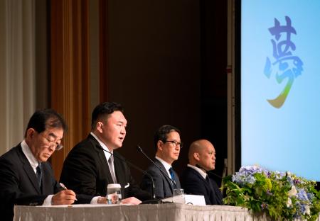 日本相撲協会を退職し、記者会見する元宮城野親方の白鵬翔さん（左から２人目）＝９日、東京都千代田区