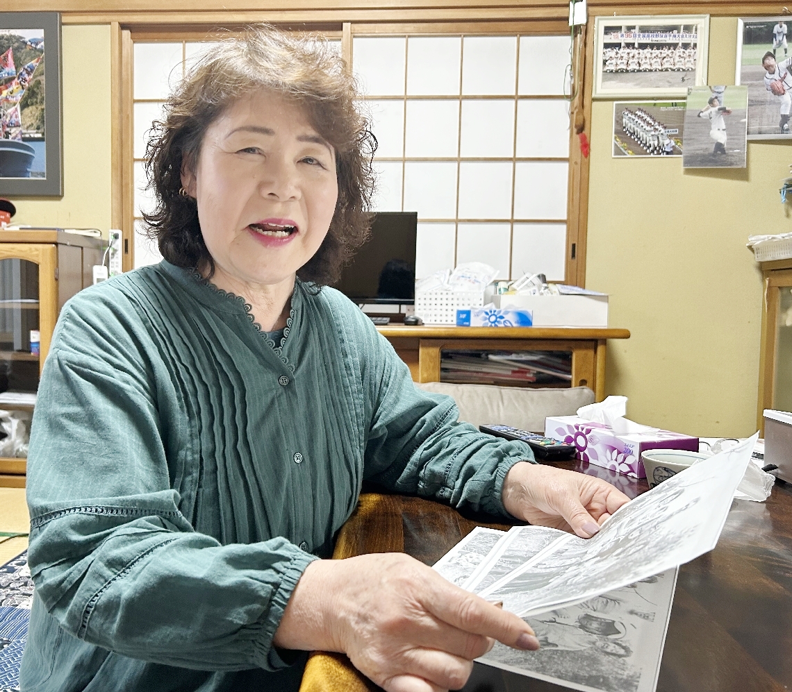 「懐かしい写真」と目を細める日高妙子さん＝５月８日、佐伯市蒲江西野浦