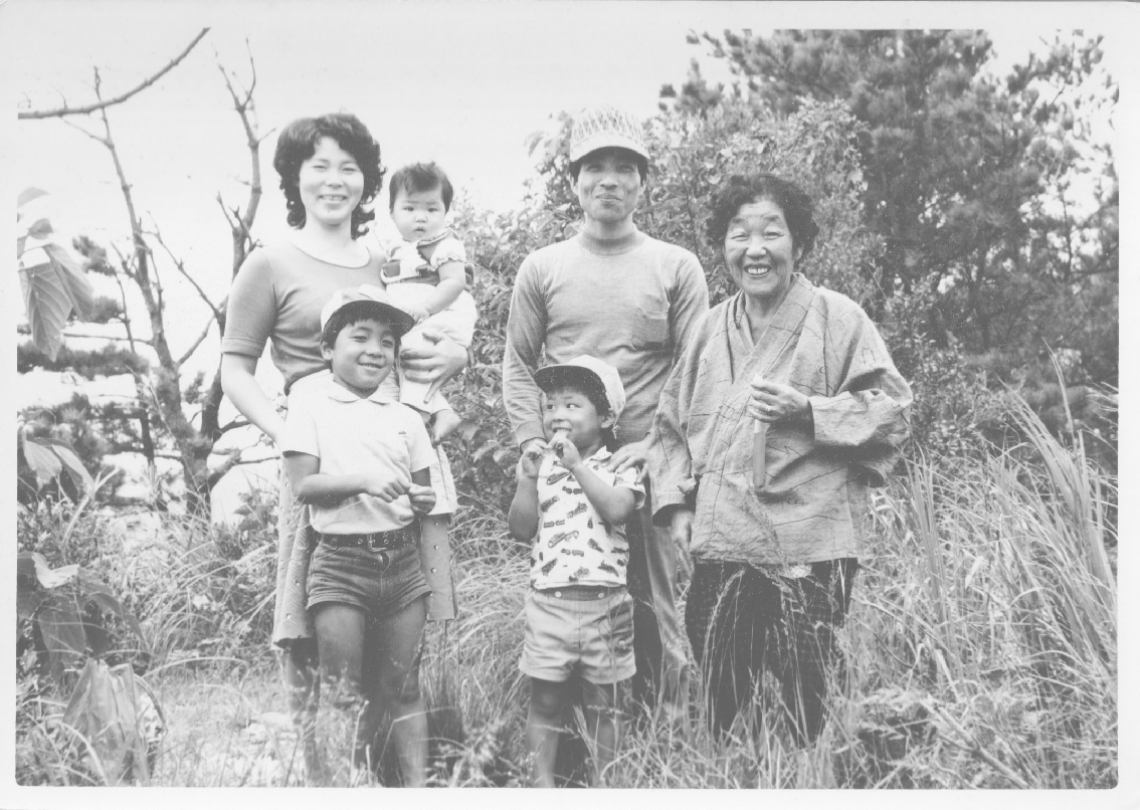 デビッド・カーチナーさんが撮影した写真の一枚。右から日高ヒデさん、忠信さん、妙子さんと子どもたち＝１９７０年代、佐伯市蒲江西野浦の仙崎砲台跡