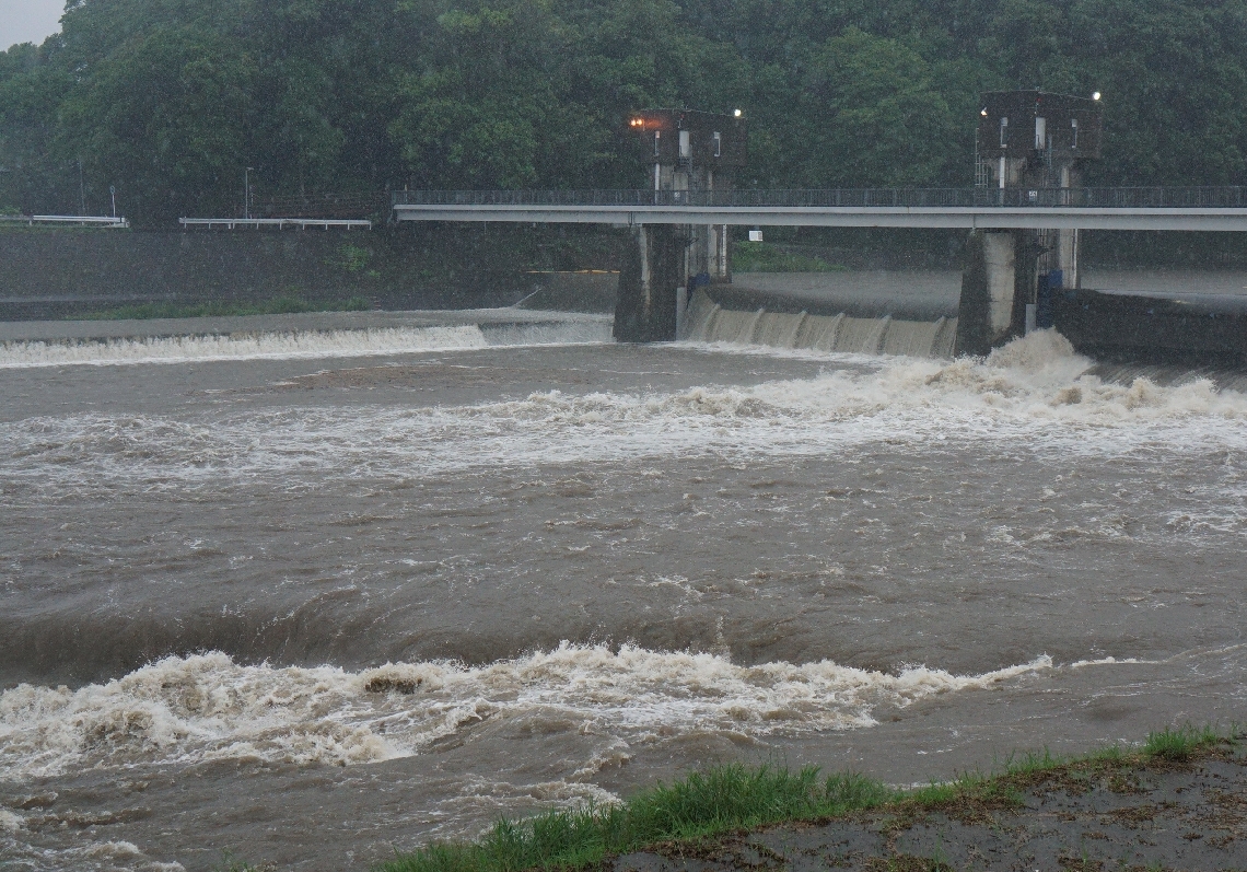 大雨で増水した三隈川＝１０日午前９時７分、日田市庄手
