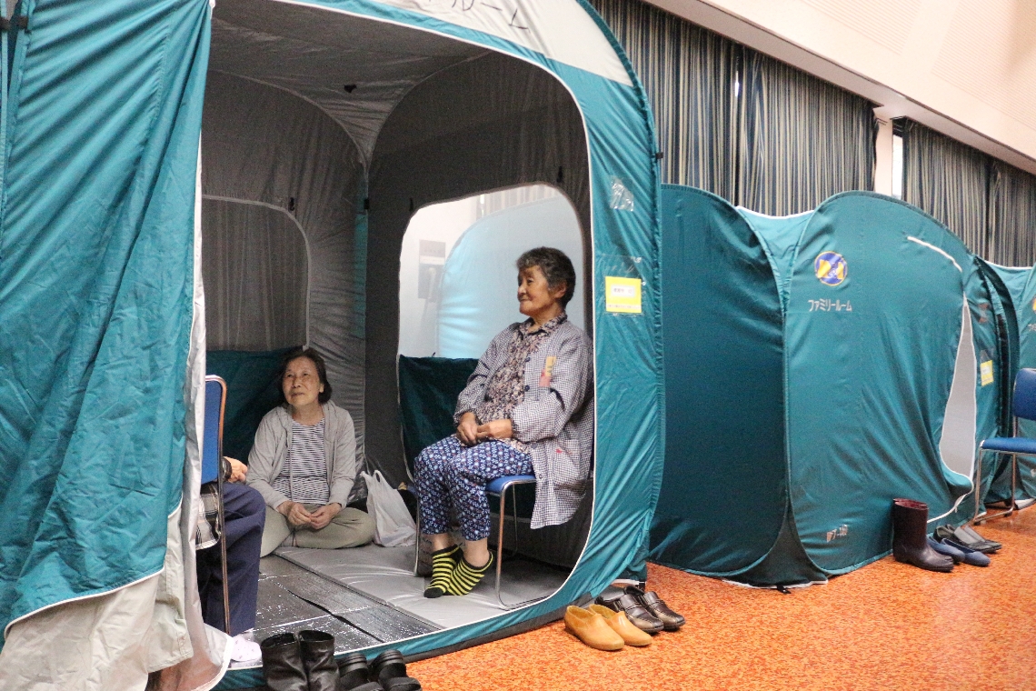 大雨で避難所に身を寄せた住民＝１０日午後１時４２分、中津市本耶馬渓町曽木の本耶馬渓公民館