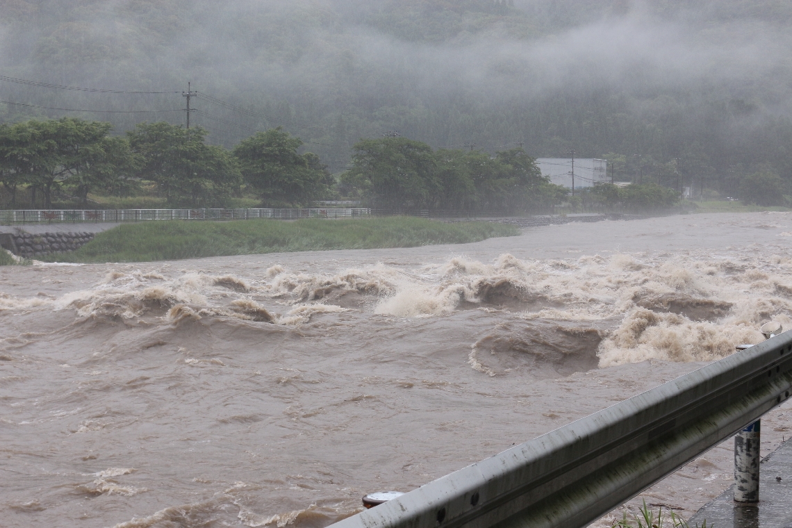 増水する山国川＝１０日午前９時５８分、中津市本耶馬渓町多志田