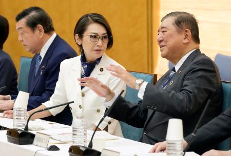 「すべての女性が輝く社会づくり本部」などの合同会議に臨む三原男女共同参画相（中央）と石破首相＝１０日午前、首相官邸