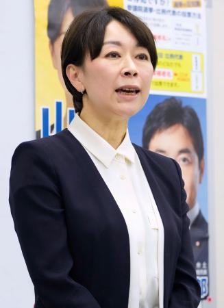 記者会見する山尾志桜里元衆院議員＝１０日午後、国会