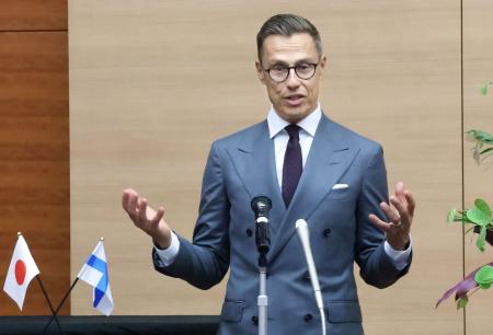 講演するフィンランドのストゥブ大統領＝１０日午前、東京都目黒区