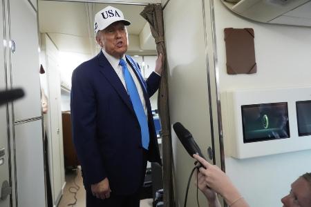 ６日、大統領専用機で記者団の取材に応じるトランプ米大統領（ＡＰ＝共同）