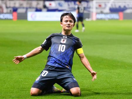 日本―インドネシア　前半、チーム２点目のゴールを決め喜ぶ久保＝パナソニックスタジアム吹田