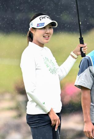 最終調整で笑顔を見せる高野愛姫＝六甲国際ＧＣ