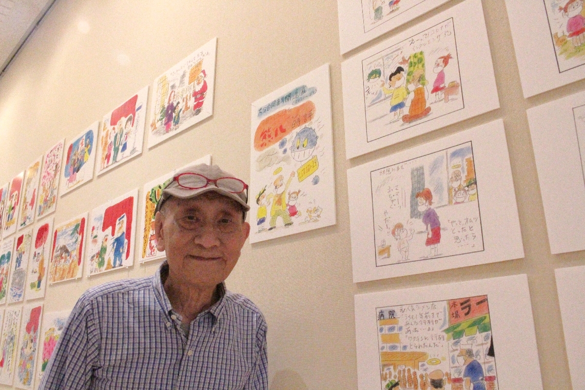 約１６０点の作品を並べたクニ・トシロウさん＝別府市桜ケ丘の別府大歴史文化総合研究センター