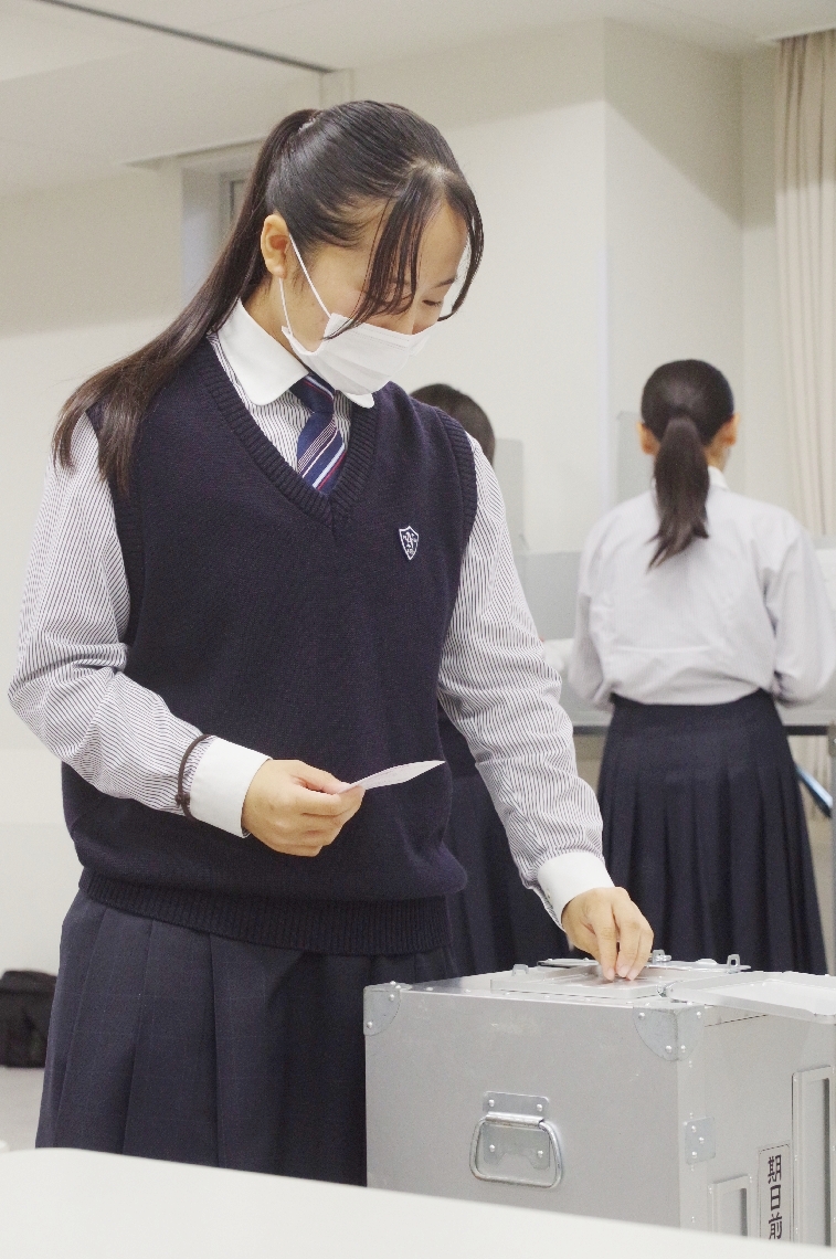 昨年の衆院選で、校内で期日前投票をする日本文理大付属高の生徒＝佐伯市内