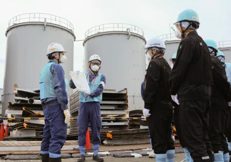 東京電力福島第１原発の処理水タンクの解体作業を視察する原子力規制委の杉山智之委員（左から３人目）＝１２日（同委員会提供）