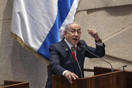 イスラエル国会で演説するネタニヤフ首相＝昨年１１月、エルサレム（ＡＰ＝共同）