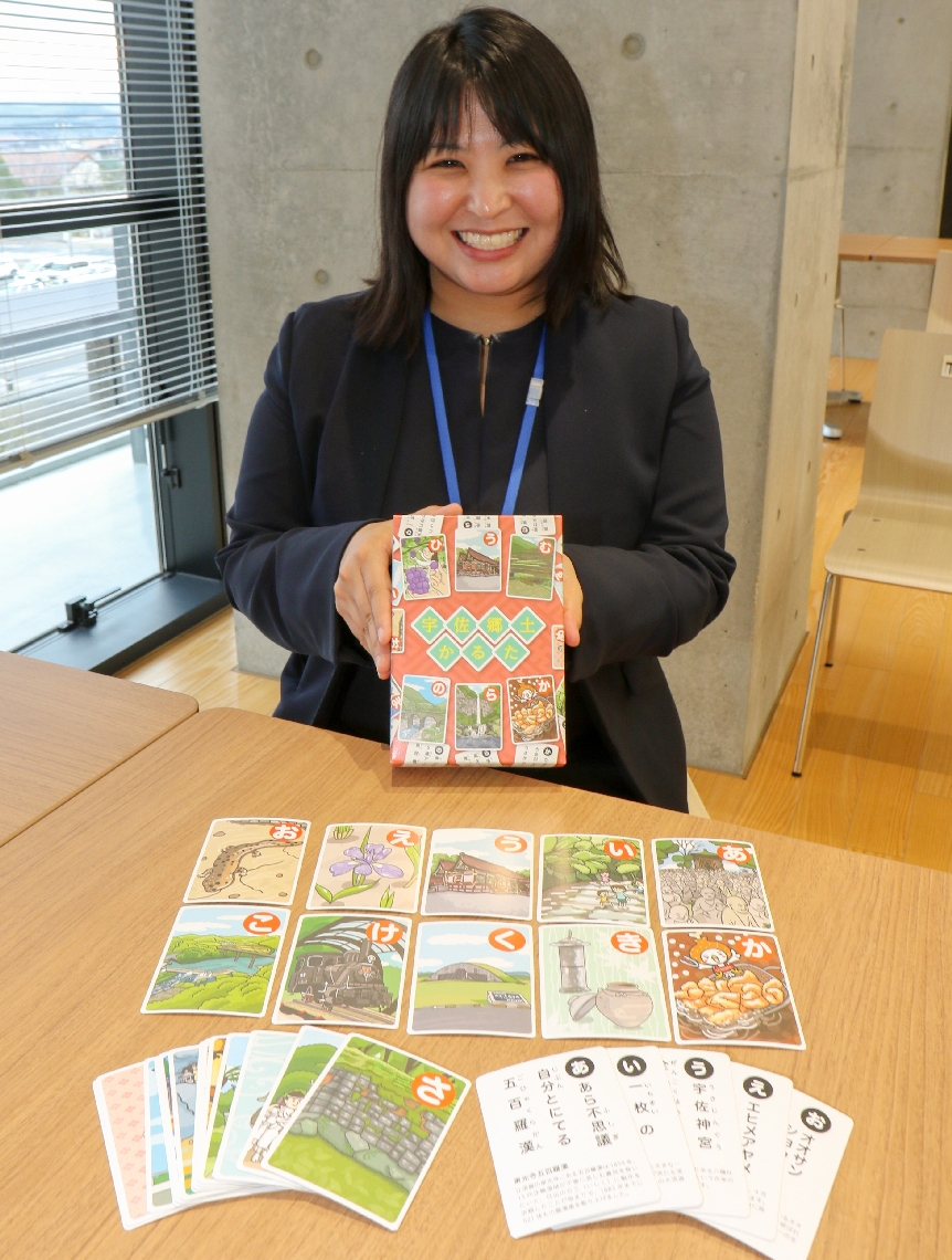 宇佐市の歴史や文化が題材のご当地かるたを作り、「楽しく遊びながら知って」とＰＲする市教委職員＝宇佐市役所