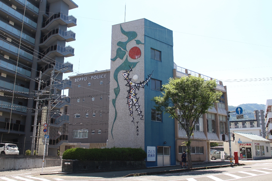 「緑の太陽」がある旧サンドラッグビル