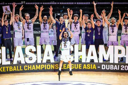 チャンピオンズリーグ・アジアで初優勝し、喜ぶ宇都宮の選手ら＝１３日、ドバイ（（Ｃ）ＢＣＬ　Ａｓｉａ・共同）