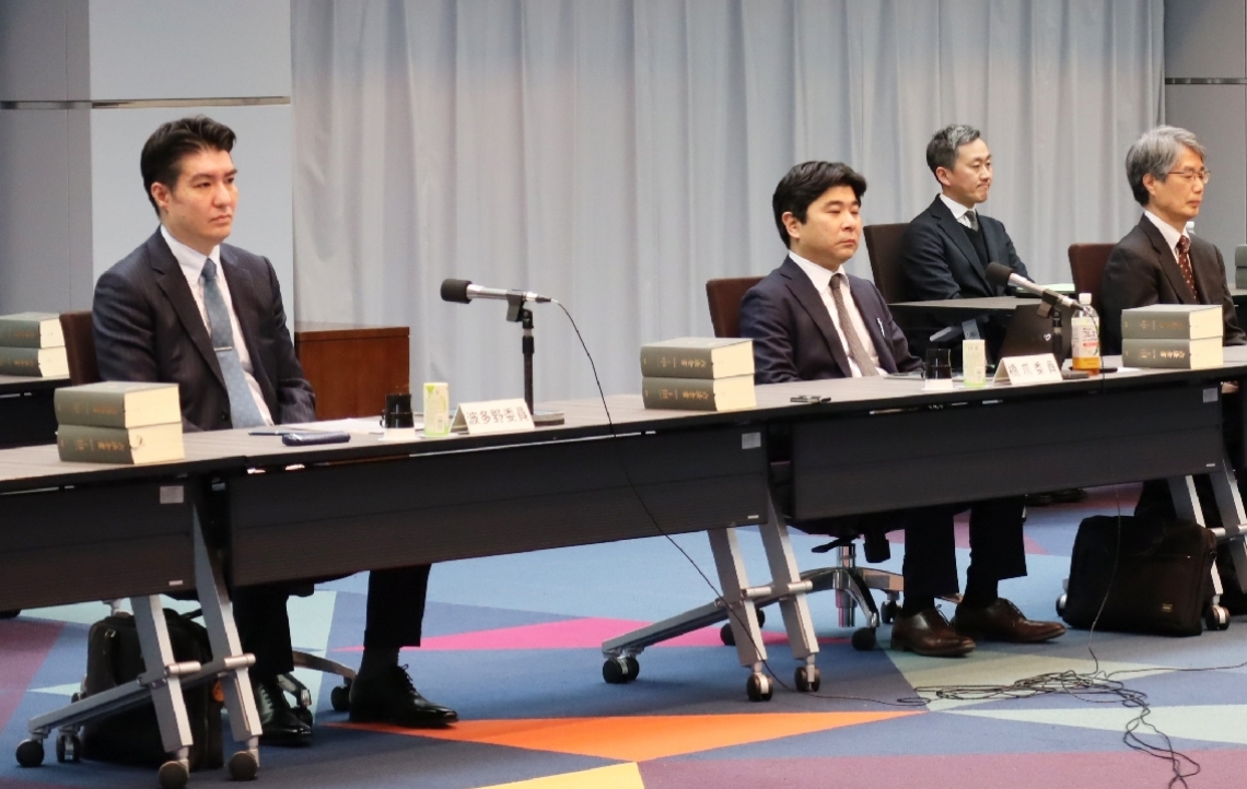 法制審刑事法部会の第１回会合に臨む波多野暁生さん（左端）＝３月３１日、東京・霞が関