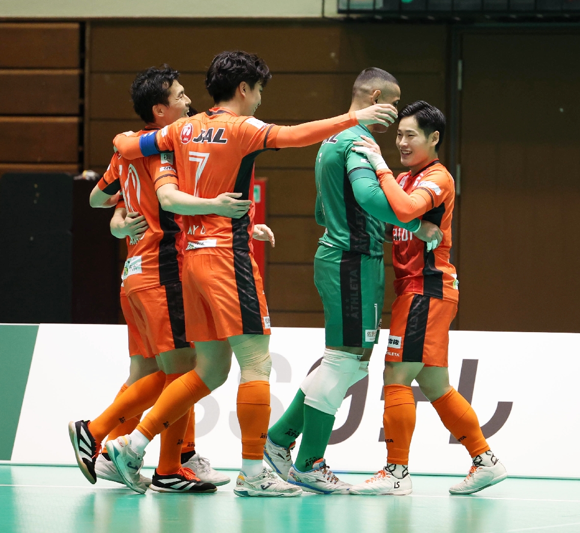 【大分―横浜】前半５分、ゴールを決め喜ぶ大分の鬼塚（右端）