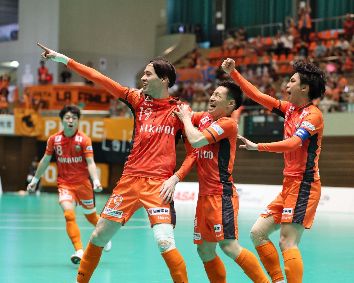 【大分―横浜】前半４分、先制ゴールを決め喜ぶ大分の伊集（左から２人目）