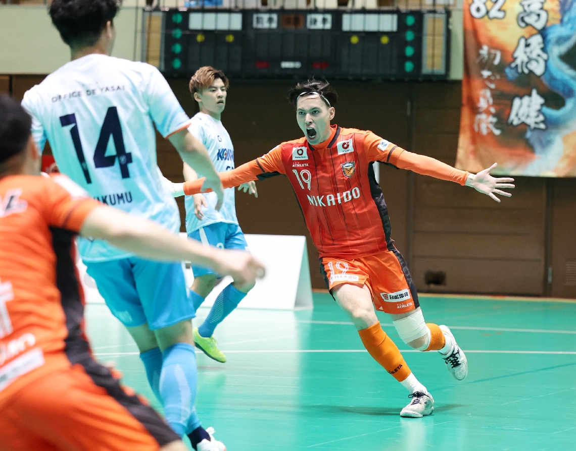 【大分―横浜】前半４分、先制ゴールを決め喜ぶ大分の伊集（右端）