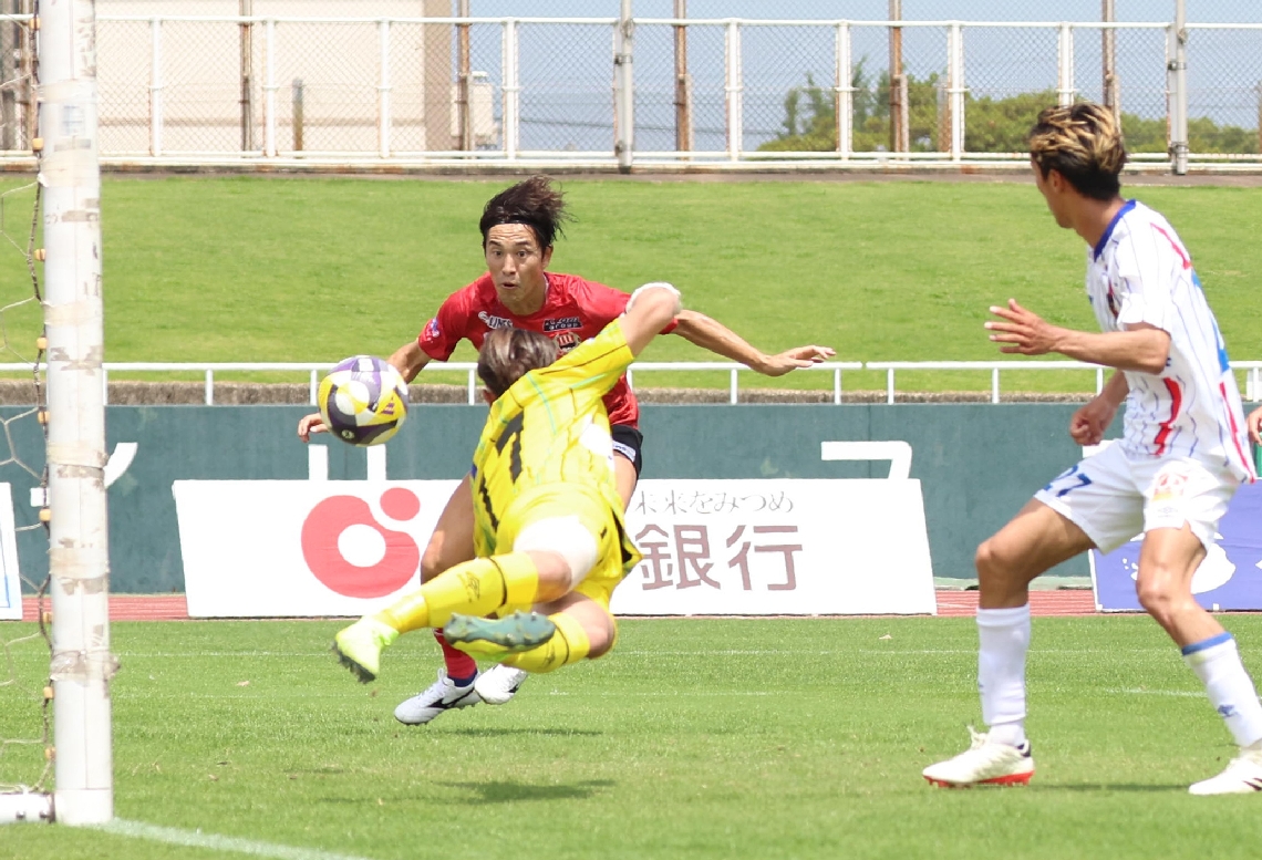 【大分―青森】前半４１分、こぼれ球を頭で押し込み先制する大分のＭＦ金崎（奥）＝ジェイリーススタジアム