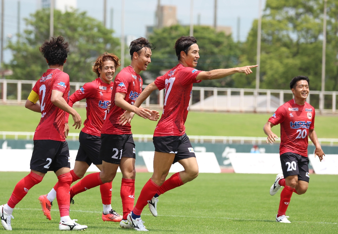 【大分―青森】前半４１分、先制ゴールを決めて喜ぶ大分のＭＦ金崎（右から２人目）ら