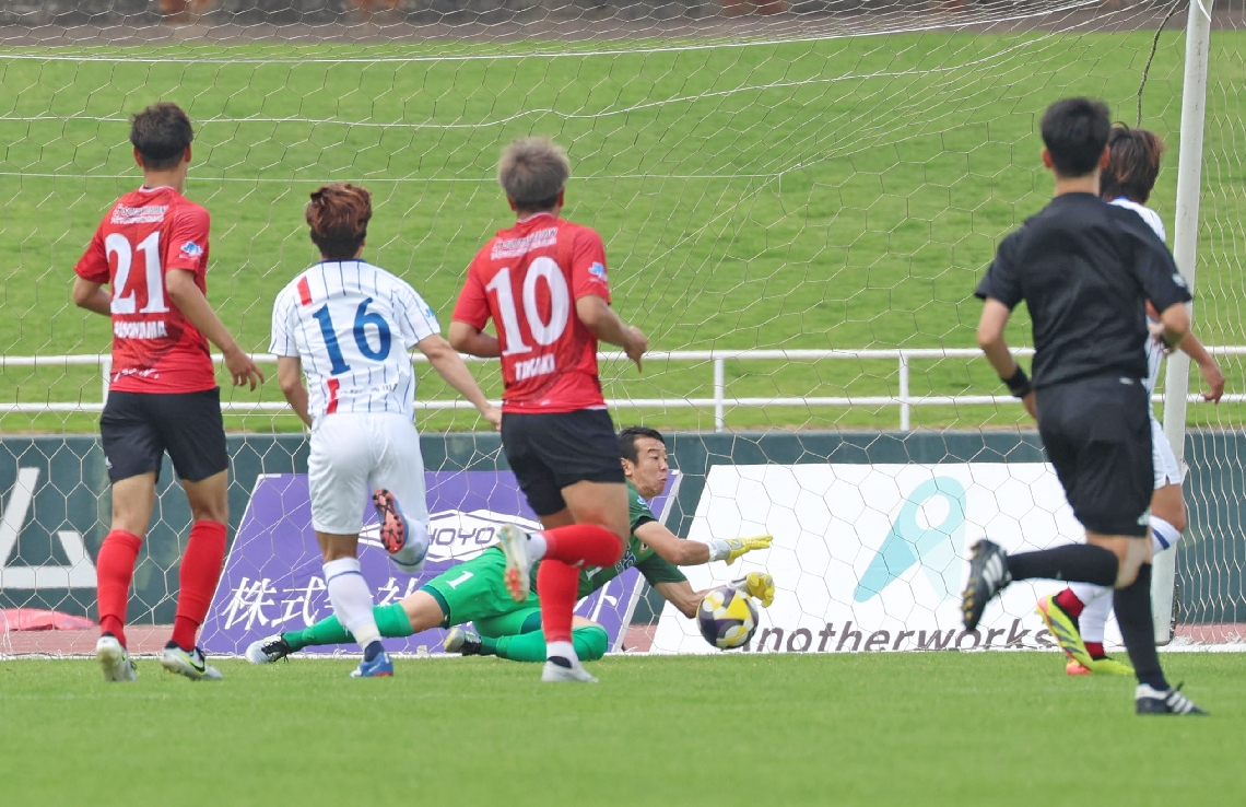 【大分―青森】後半、鋭いシュートに反応して好セーブする大分のＧＫ姫野（奥）
