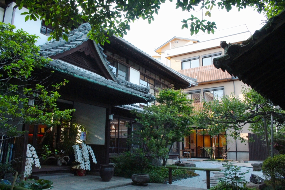 ７月に開業する冨士屋ホテル（奥）。手前左側は国の有形文化財に登録されている「旧冨士屋旅館」＝別府市鉄輪