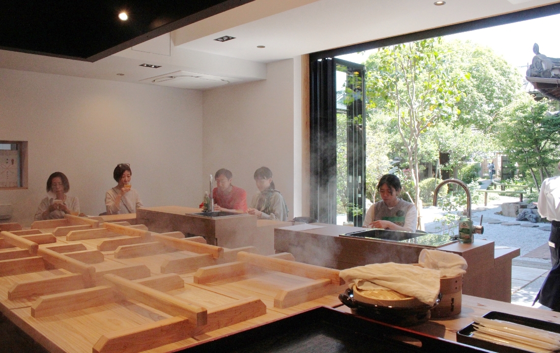 レストランに設置した蒸し釜。食材を持ち込み調理することができる