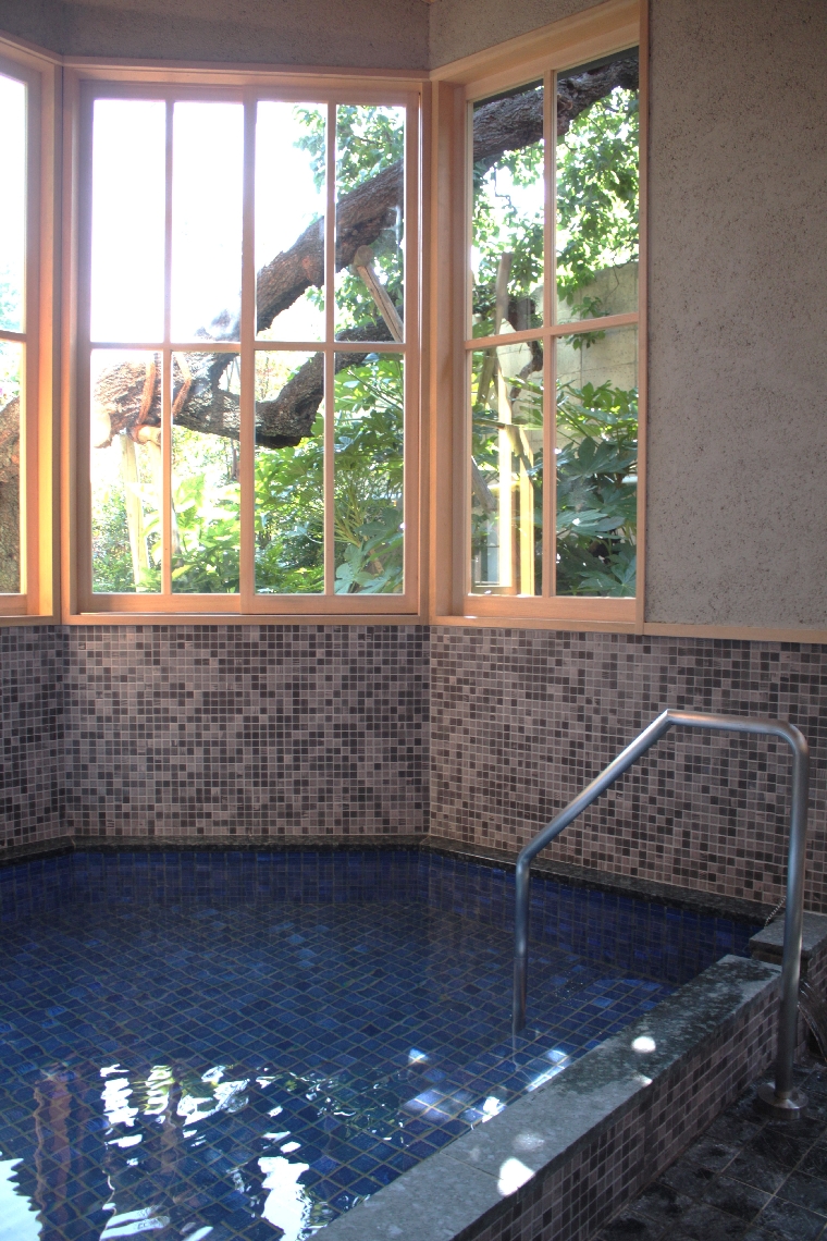 樹齢１２０年を超える梅の大木を眺めながら入浴できる「梅見の湯」