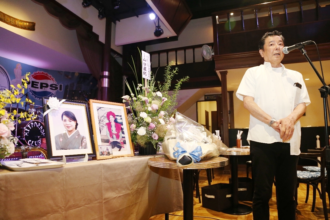 ナナママをしのぶ会で、あいさつする別府ヒットパレードクラブ前総支配人の川野昌秀さん＝別府市北浜