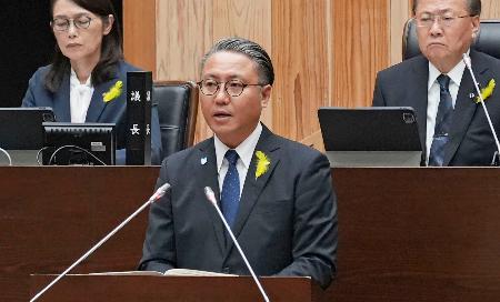 長崎県議会で提出議案について説明する大石賢吾知事＝１６日午前