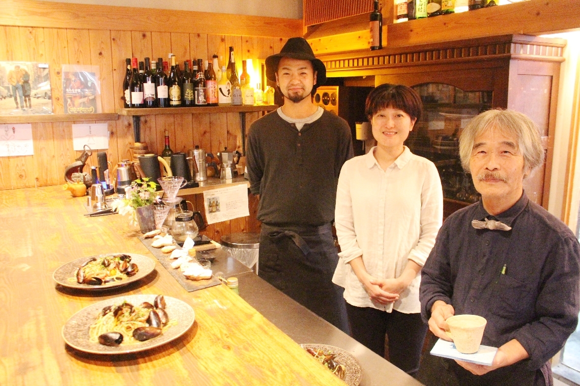 竹田市直入町長湯にオープンした「喫泡うたかた」の（左から）桑島孝彦さん、池英里さん、甲斐哲哉さん＝竹田市直入町長湯