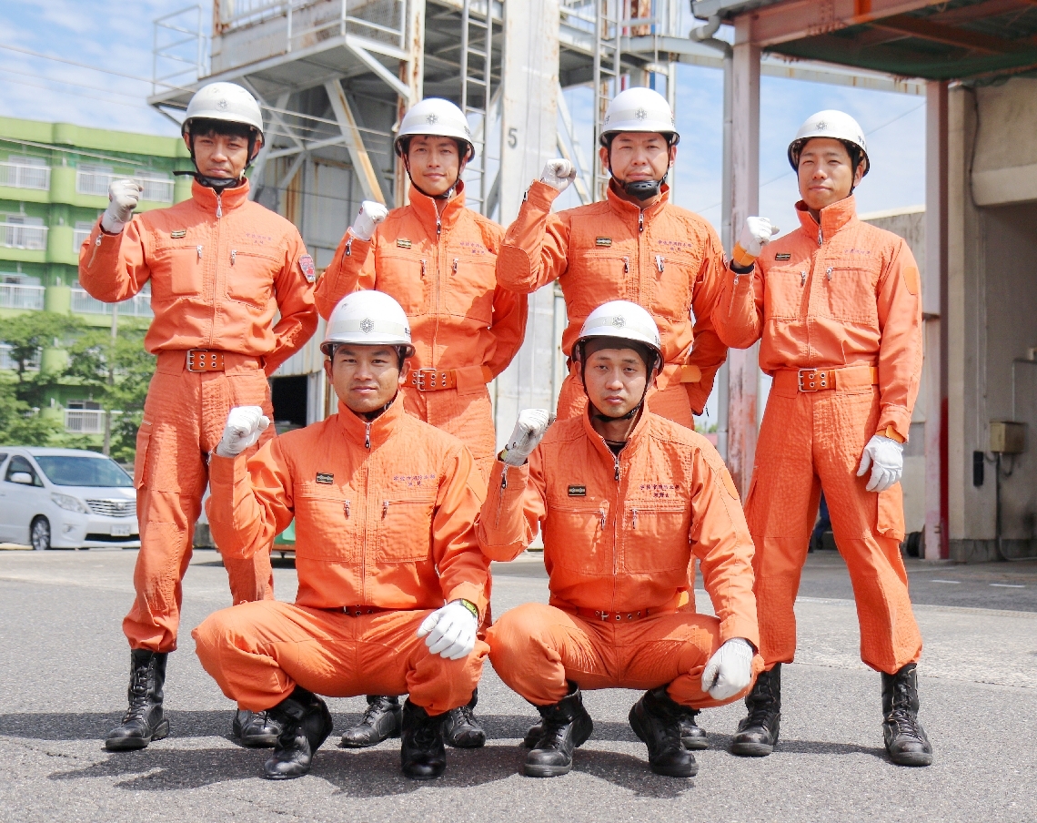 全国大会に出場するロープ応用登はんチームの２人（前列）と、九州大会に臨むロープブリッジ救出チームの４人（後列）＝宇佐市辛島の宇佐消防署