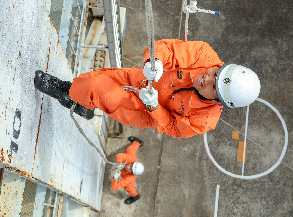 ロープ応用登はんの訓練に励むメンバー