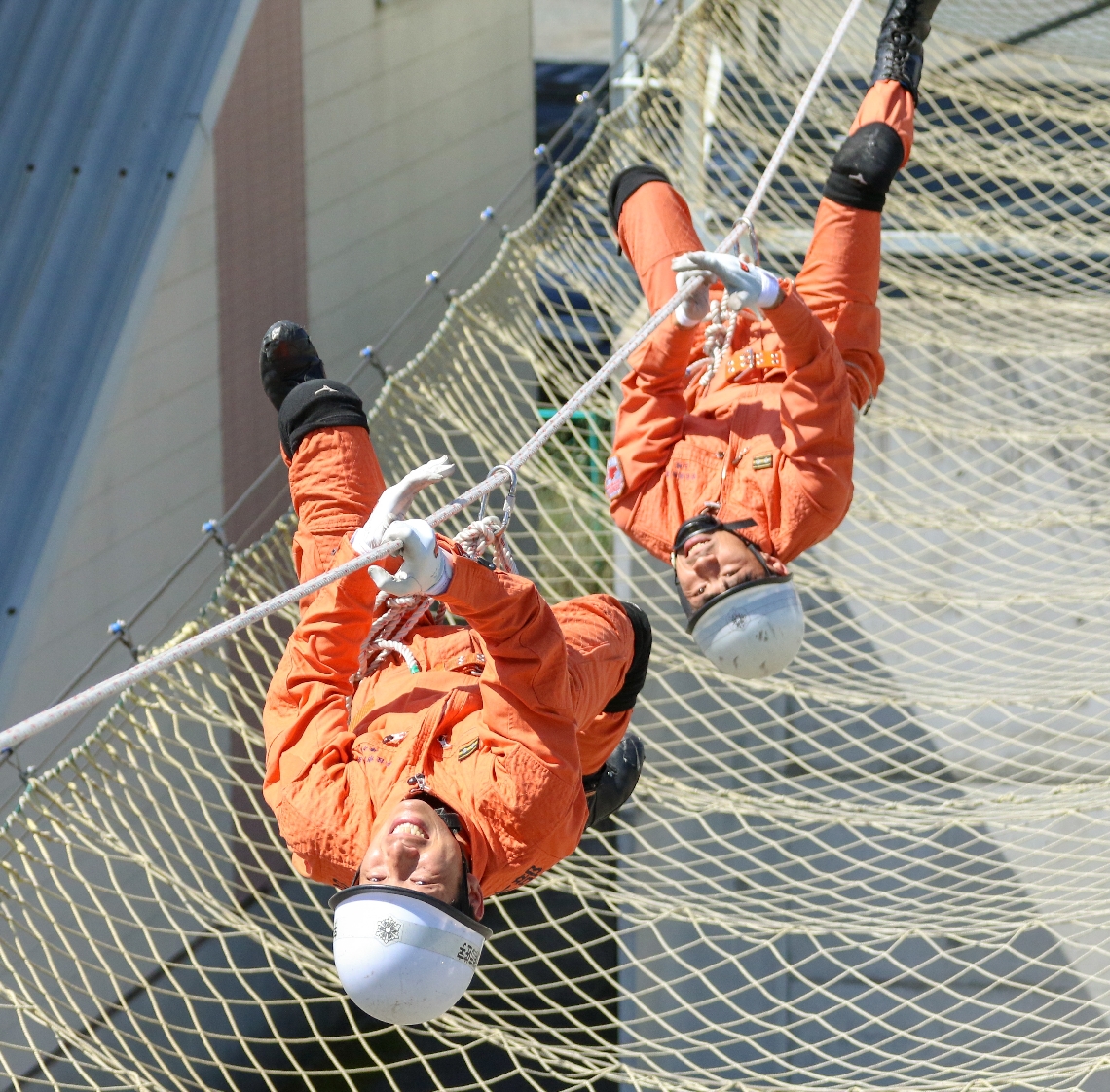 ロープブリッジ救出の訓練に取り組むメンバー